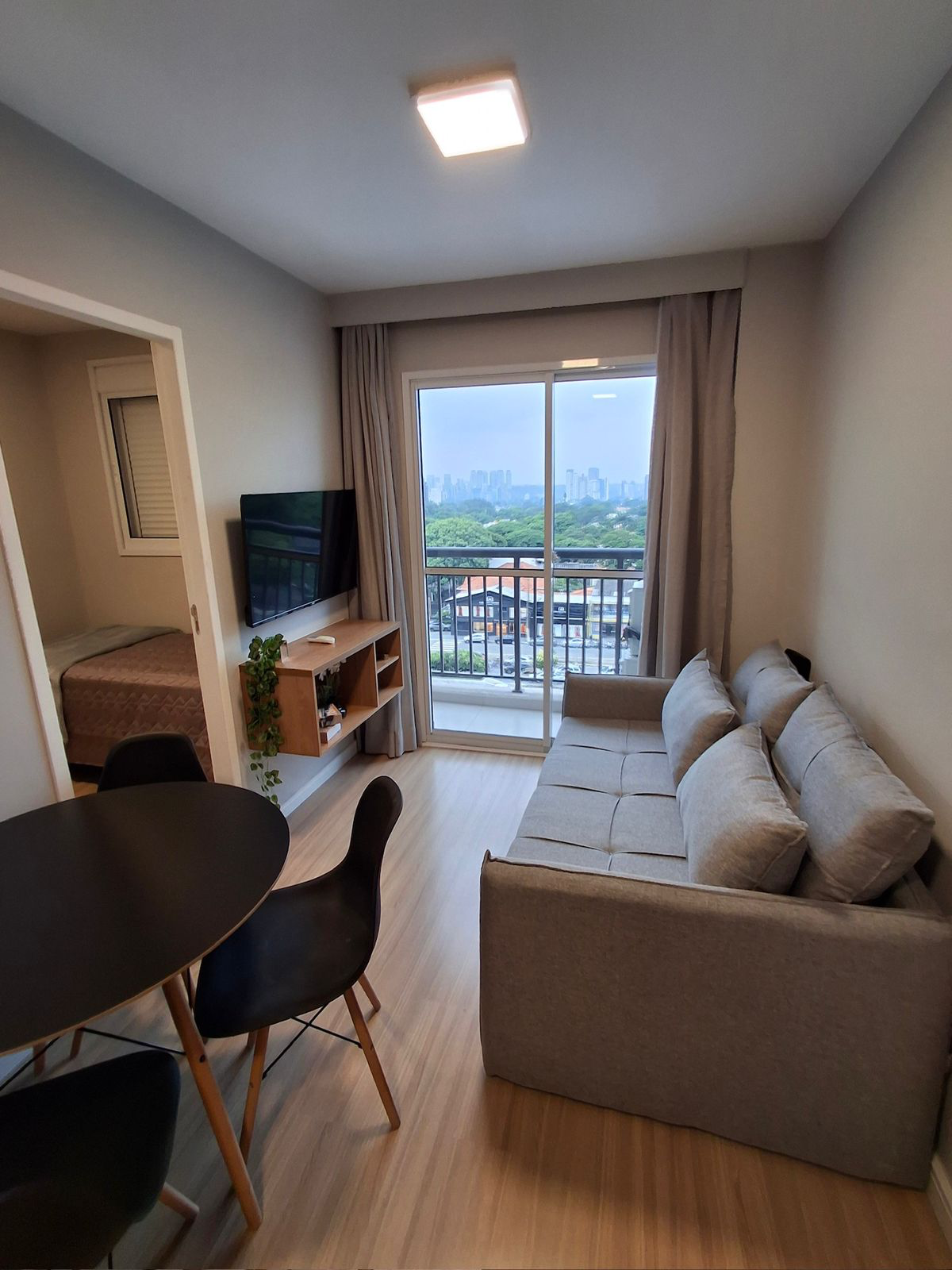 Sala de estar com varanda e vista